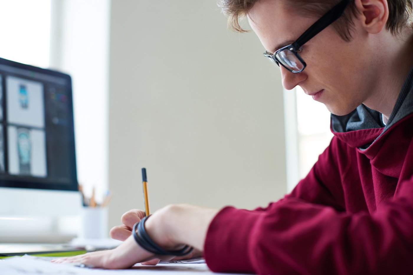 Junger Mann zeichnet