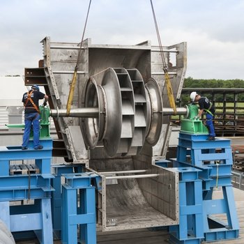 Montage eines doppelflutigen Spezialventilators auf dem Prüfstand zum Leistungsnachweis