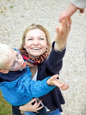 Mitarbeiterin Katharina Schütz mit Sohn